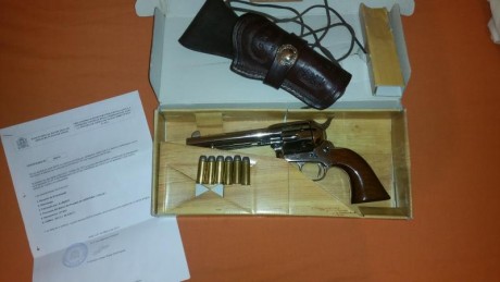 Vendo (500€)muy a mi pesar mi revolver uberti saa 45lc y 5'5 pulgadas de cañon y nickelado con tornilleria 12