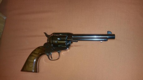 Vendo (500€)muy a mi pesar mi revolver uberti saa 45lc y 5'5 pulgadas de cañon y nickelado con tornilleria 10