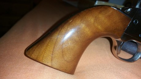 Vendo (500€)muy a mi pesar mi revolver uberti saa 45lc y 5'5 pulgadas de cañon y nickelado con tornilleria 11