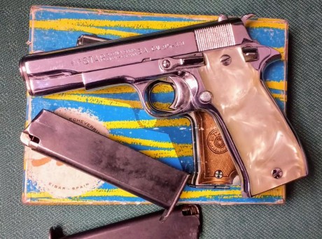 Star SS, calibre 9 corto, con dos cargadores y caja original, guiada en A.
Se puede ver y probar en La 00