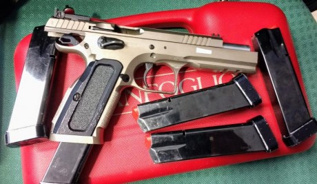 Retirada de la venta. Tanfoglio Stock III Special 919, calibre 9 parabellum, con cinco cargadores, cañón 01