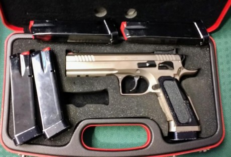 Retirada de la venta. Tanfoglio Stock III Special 919, calibre 9 parabellum, con cinco cargadores, cañón 00