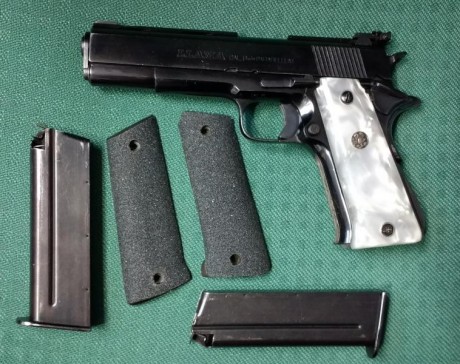 Llama XI, calibre 9 parabellum, con dos cargadores, cachas nácar y otras de madera con lija.
Guiada en 00