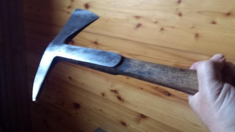 Un compañero, me ha pedido que ponga a la venta esta pieza.

Se trata de una Hacha-pico, que por la procedencia 02