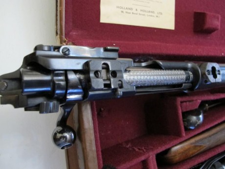 Vendo excepcional rifle Holland & Holland original. Calibre como debe ser en .375 H&H.
Acción 21