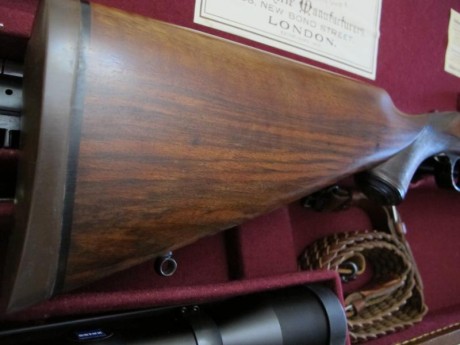 Vendo excepcional rifle Holland & Holland original. Calibre como debe ser en .375 H&H.
Acción 30