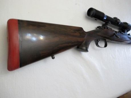 Vendo Mannlicher Schönauer cal. 30-06 grabado y con una madera de nogal preciosa y puntal parece de ébano, 02