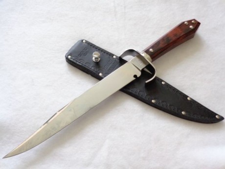 pues eso busco ese cuchillo,si alguien lo tiene y quiere deshacerse de el hablamos.

un saludo. 00