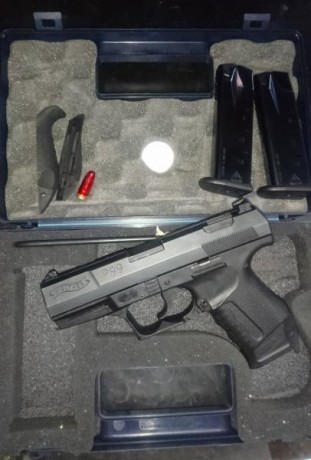 Un compañero vende una  Walther P99 en 9mm pb con unos 300 disparos hechos . 
Incluye maletín original, 02