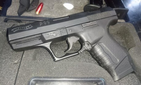 Un compañero vende una  Walther P99 en 9mm pb con unos 300 disparos hechos . 
Incluye maletín original, 01