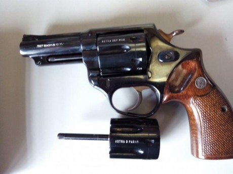 Vendo revolver Astra modelo Police, doble tambor 357 magnum-38sp y el otro de 9mm parabellum, impecable 61