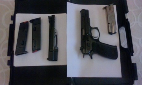 Hola, vendo mi CZ 85 9 MM + KIT .22 CZ KADET con dos cargadores, al kit hay que cambiarle la aguja percutora, 00