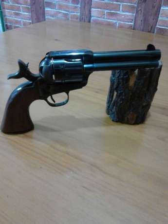 Vendo revolver Uberti calibe 45 Long Colt de 4,5", en un estado impecable, el arma está en Lleida 01