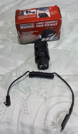 Vendo linterna táctica para carriles picatinny y weaver, con interruptor remoto, el precio es de 35 €, 02