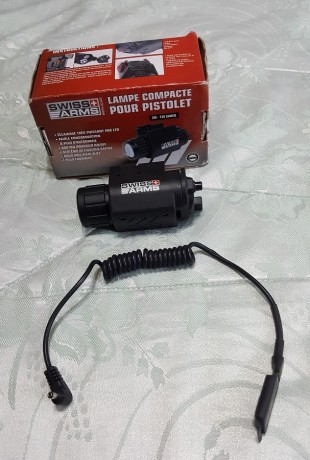 Vendo linterna táctica para carriles picatinny y weaver, con interruptor remoto, el precio es de 35 €, 01