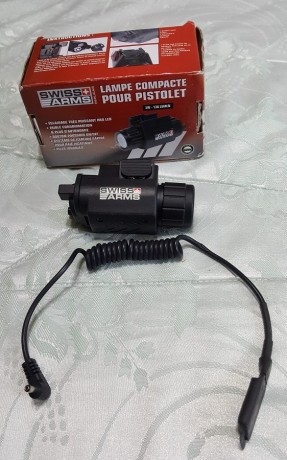 Vendo linterna táctica para carriles picatinny y weaver, con interruptor remoto, el precio es de 35 €, 00