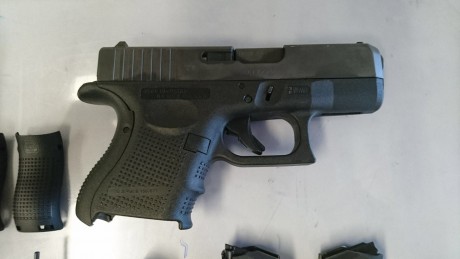 Vendo pistola Glock 26 Gen 4, 9mm parabellum, 2 cargadores, funda de kevlar y candado para gatillo.Sin 02
