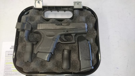 Vendo pistola Glock 26 Gen 4, 9mm parabellum, 2 cargadores, funda de kevlar y candado para gatillo.Sin 01