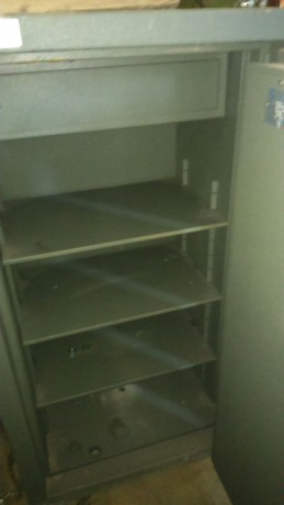 VENDO CAJA FUERTE GRADO IV -CON ESTANTES QUE SE PUEDEN QUITAR Y CAJÓN CON LLAVE DE SEGURIDAD 
MEDIDAS 02