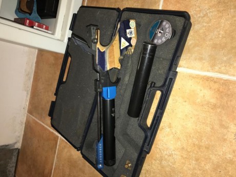 Hola
Pongo a la venta Walther LP300, cacha M, dos bombonas, en su caja.
Todas las juntas y partes de desgaste 00