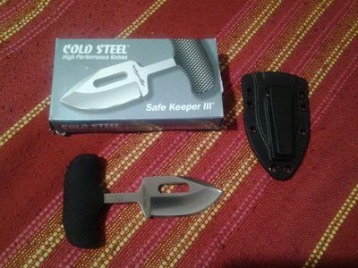 Hola, vendo la navaja Spartan (80 euros) y el cuchillo Safe Keeper III (40 euros). Se encuentran en Madrid, 01