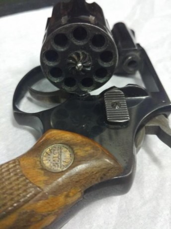 un compañero me ha pedido que le ponga a la venta este arma, se trata de un revolver astra cadix de dos 01