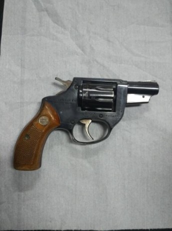 un compañero me ha pedido que le ponga a la venta este arma, se trata de un revolver astra cadix de dos 12