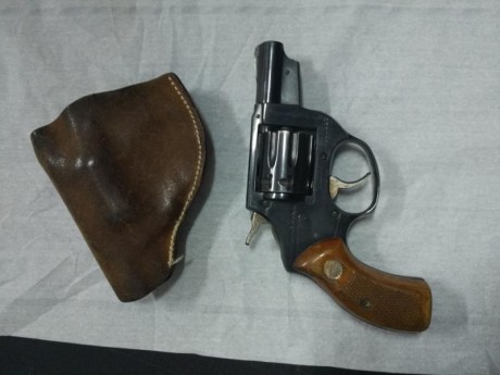 un compañero me ha pedido que le ponga a la venta este arma, se trata de un revolver astra cadix de dos 11