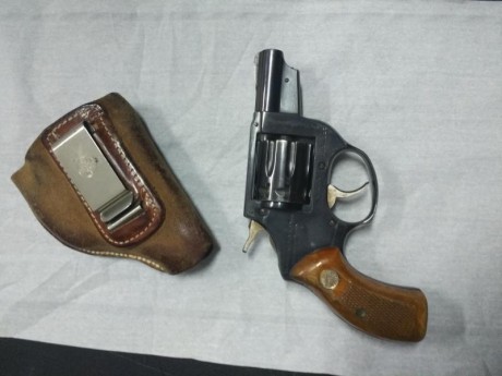 un compañero me ha pedido que le ponga a la venta este arma, se trata de un revolver astra cadix de dos 10
