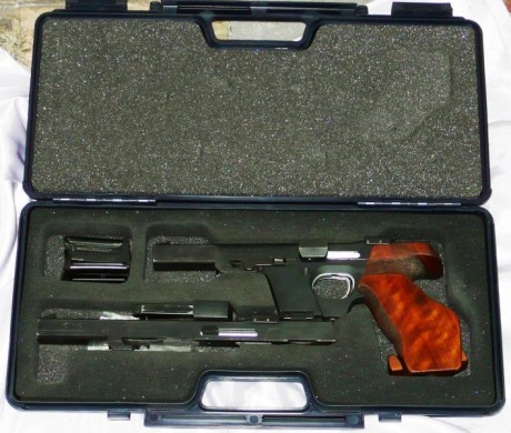 Se vende walther gsp calibre 32 s&w con conversión del 22lr, viene con dos cargadores del 22lr y uno 00