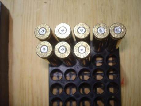 Hola,

Vendido lote de 322 vainas del calibre .243 Win. compuesto por:

112 Vainas Winchester desempistonadas.
67 01