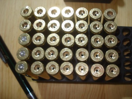 Hola,

Vendido lote de 322 vainas del calibre .243 Win. compuesto por:

112 Vainas Winchester desempistonadas.
67 11