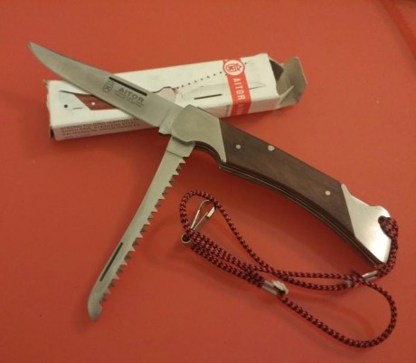 Vendo navaja Aitor modelo Commando. Navaja del cazador.  
Año 1978 , hoja plana  grabada, seguro  y pontente 00