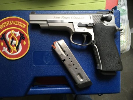 Hola, pongo a la venta mi Targetchampion 9mm en perfecto estado,lleva cañón de 5",va con 3 cargadores.Pistola 02