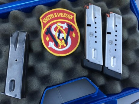 Hola, pongo a la venta mi Targetchampion 9mm en perfecto estado,lleva cañón de 5",va con 3 cargadores.Pistola 11