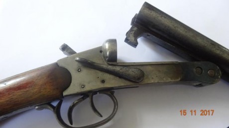 Hola a todos!!!
Podría alguno indicarme  el fabricante  de esta escopeta. 
Cualquier información seria 01
