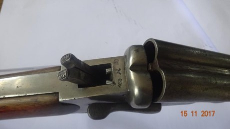 Hola a todos!!!
Podría alguno indicarme  el fabricante  de esta escopeta. 
Cualquier información seria 20
