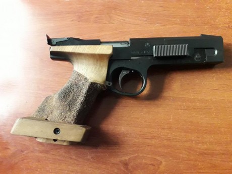 Vendo pistola FAS Cal 32 con cachas anatómicas regulable, maletín y dos cargadores, en buen estado, pequeñas 01