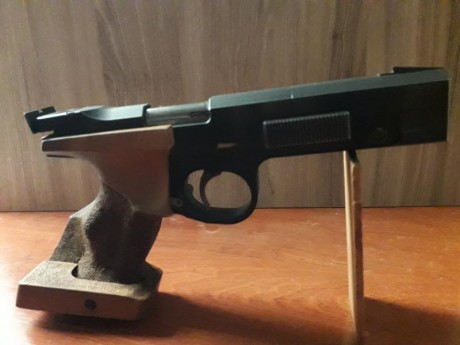 Vendo pistola FAS Cal 32 con cachas anatómicas regulable, maletín y dos cargadores, en buen estado, pequeñas 00