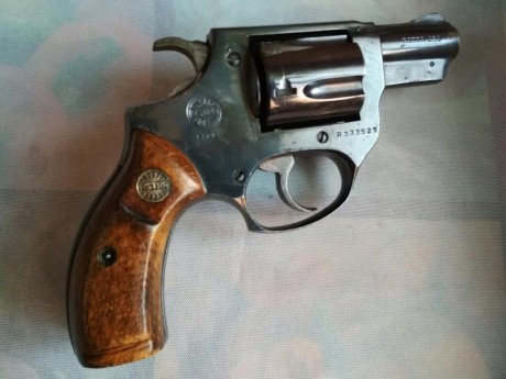 Un compañero vende este revólver.... se escuchan ofertas 00