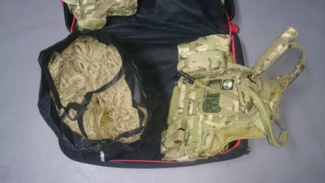 Hola, intento ayudar a un amigo a vender una equipacion completa de ropa y complementos más armas de airsoft, 02