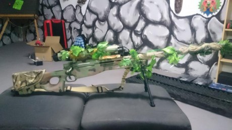 Hola, intento ayudar a un amigo a vender una equipacion completa de ropa y complementos más armas de airsoft, 01
