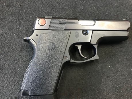 Buenas noches ,un amigo me ha pedido que  le ponga a la venta esta pistola ,se encuentra en perfecto estado 01