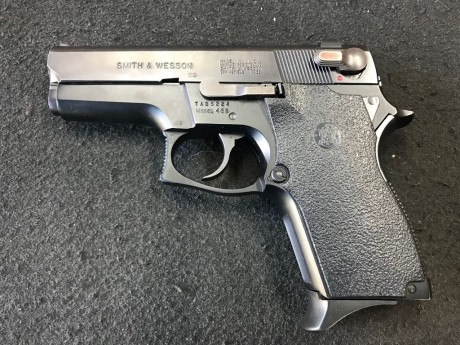 Buenas noches ,un amigo me ha pedido que  le ponga a la venta esta pistola ,se encuentra en perfecto estado 00
