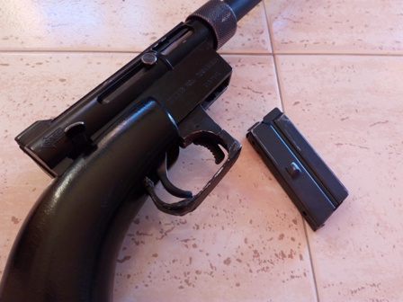 Para hacer un poco de limpieza en el armero vendo carabina  HENRY SURVIVAL  AR-7 en calibre 22lr.

Se 11