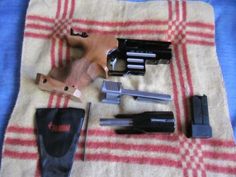 Hola.
Pongo a la venta, pistola Pardini HP calibre 32 WC.
La empuñadura es para diestro, talla "M 21