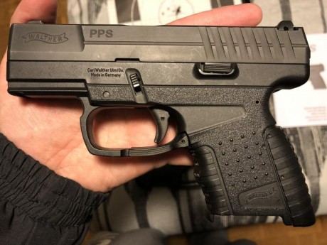 Buenas tardes. Vendo pistola Walther PPS de calibre 9mm PB. 
No tiene ni 100 tiros. Se entrega con su 00