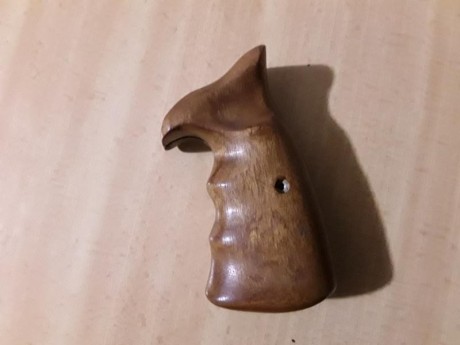  20171122_004349.jpg  20171122_004334.jpg 
Cachas  para revolver llama (desconozco el modelo). 20€ con 01