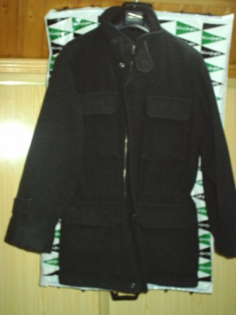 Chaquetón tres cuartos de paño color azul marengo, forrado y con un bolsillo interior.

 Comprado en el 00