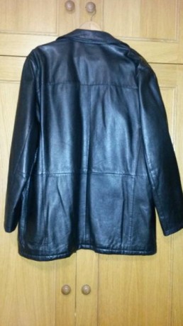 Chaquetón de tres cuartos de cuero color negro. Forrado y con dos bolsillos dentro.

Esta en perfecto 02